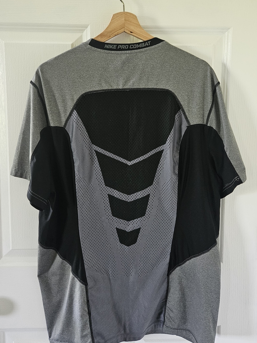 Nike Men’s Gray Hypercool Dri-FIT Short Sleeve Training Tee - Picture 2 of 3
